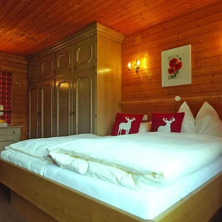Holiday House, Dien