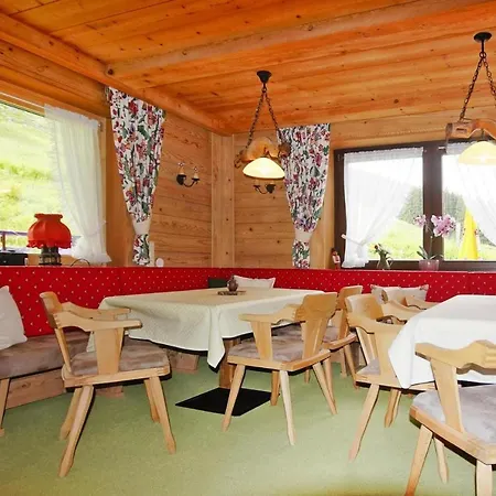 Holiday House, Dien
