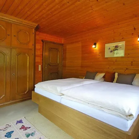 Holiday House, Dien 디엔텐암호크코니그