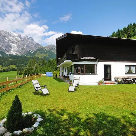 Holiday House, Dien *