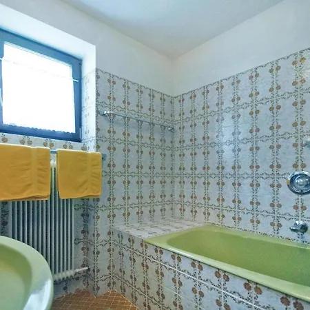 Holiday House, Dien